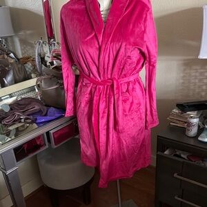 Brand new Women's Pink Plush Robe